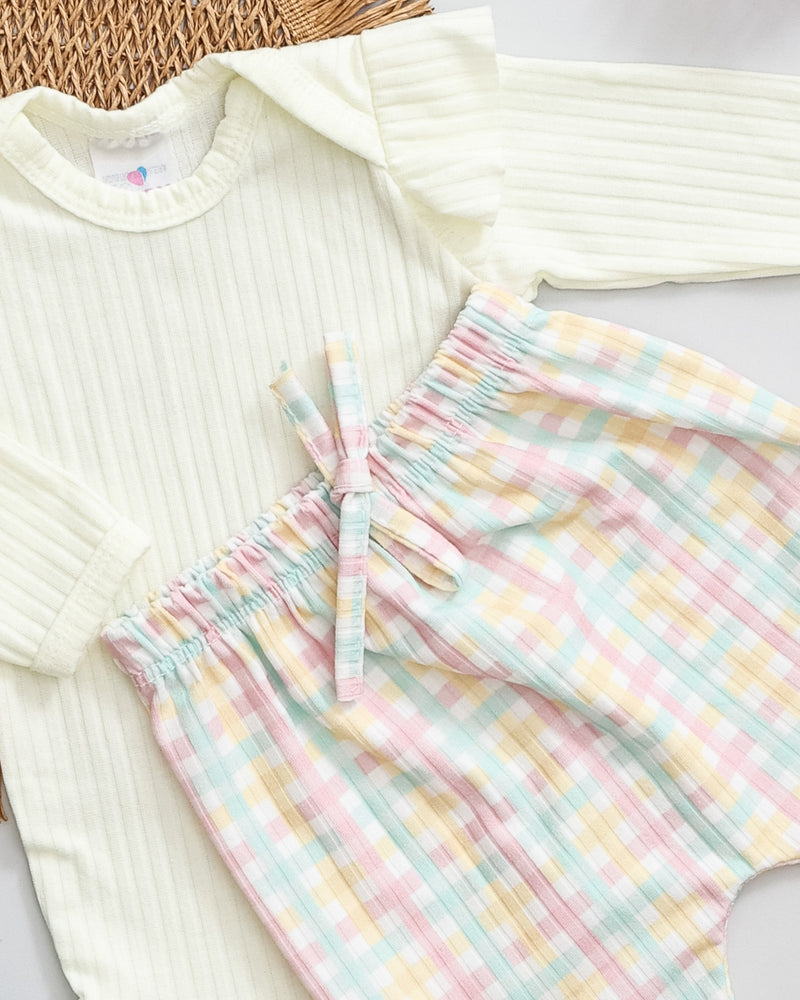 Conjunto Bebê Canelado Body com Babado Amarelo Citrus e Calça Estampada Xadrez Rosa